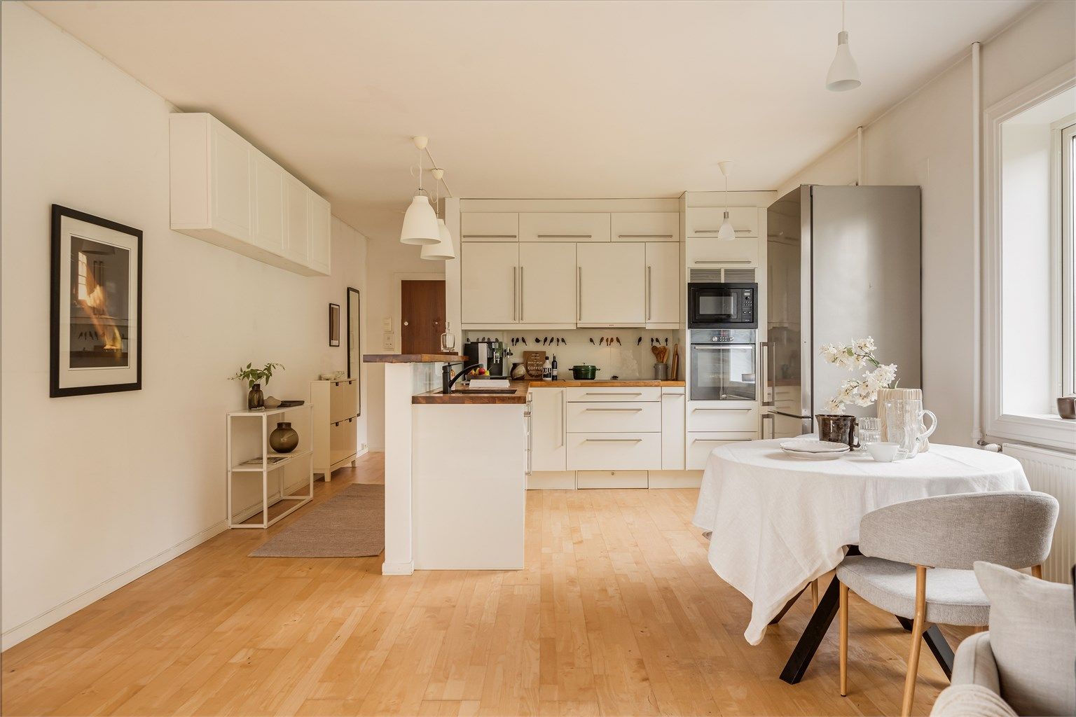 Sigdal-kjøkken med glatte fronter, benkeplate i heltre og barløsning mot spiseplassen. Foto: Martine Eren Jacobsen