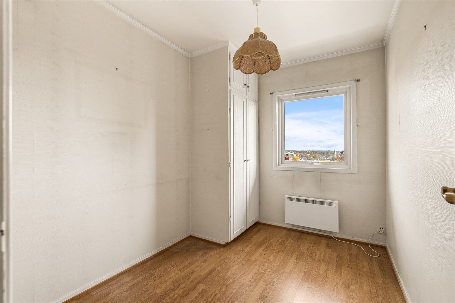 Soverom 2 med garderobeskap og utsyn over nærområdet.