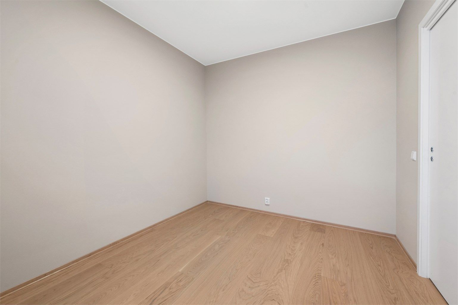 Det er god plass til seng av ønsket størrelse, garderobeløsning og annet soveromsmøblement. 