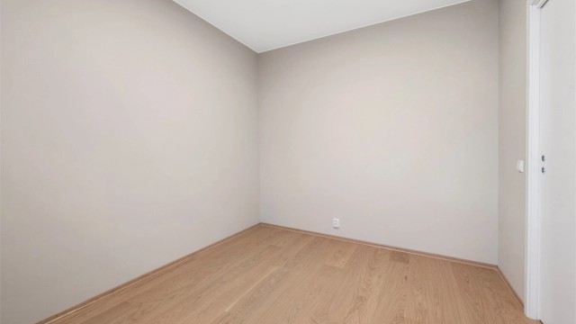 Det er god plass til seng av ønsket størrelse, garderobeløsning og annet soveromsmøblement.