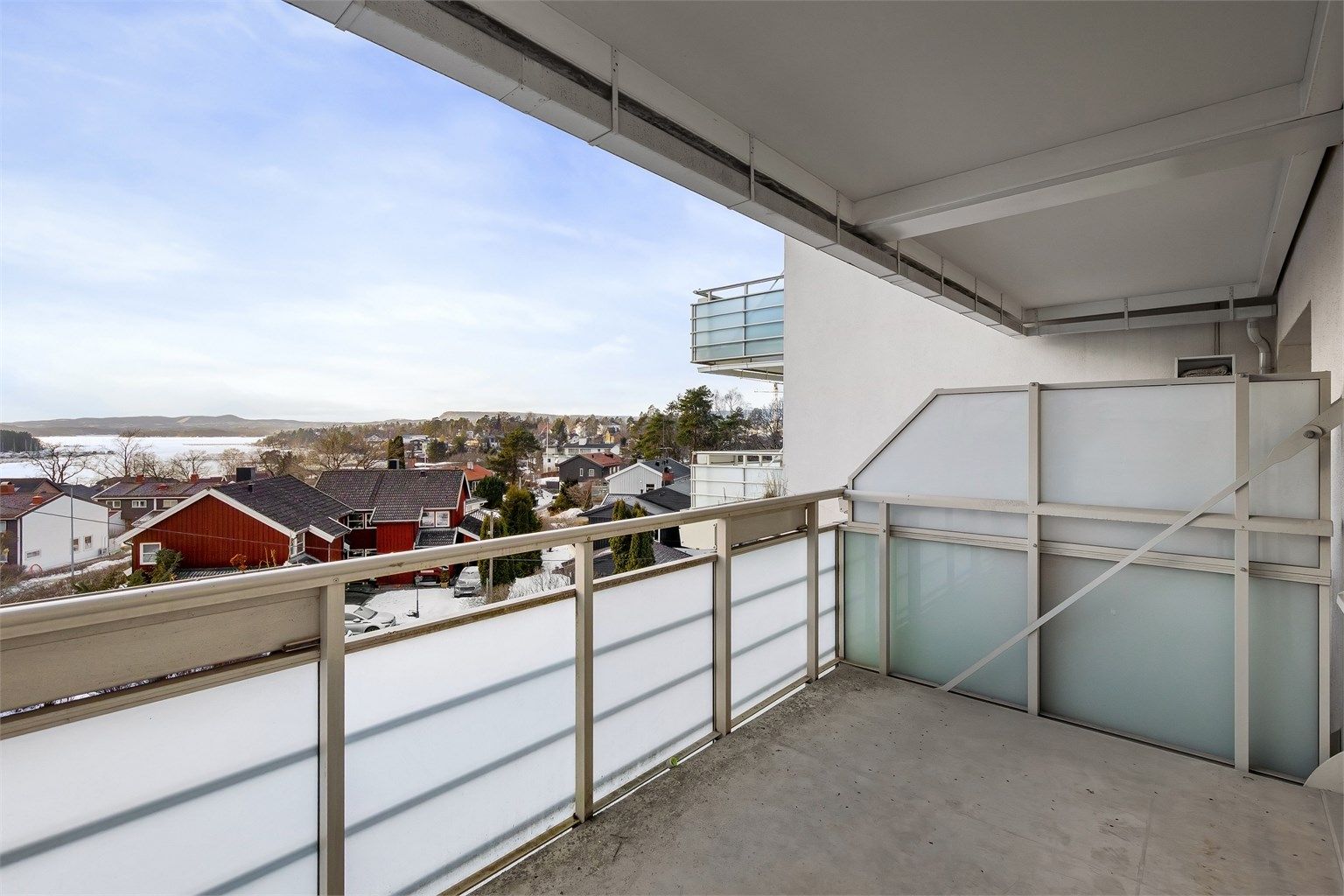 Fra balkongen er det plass til en sittegruppe for å nyte den flotte sjøutsikten.