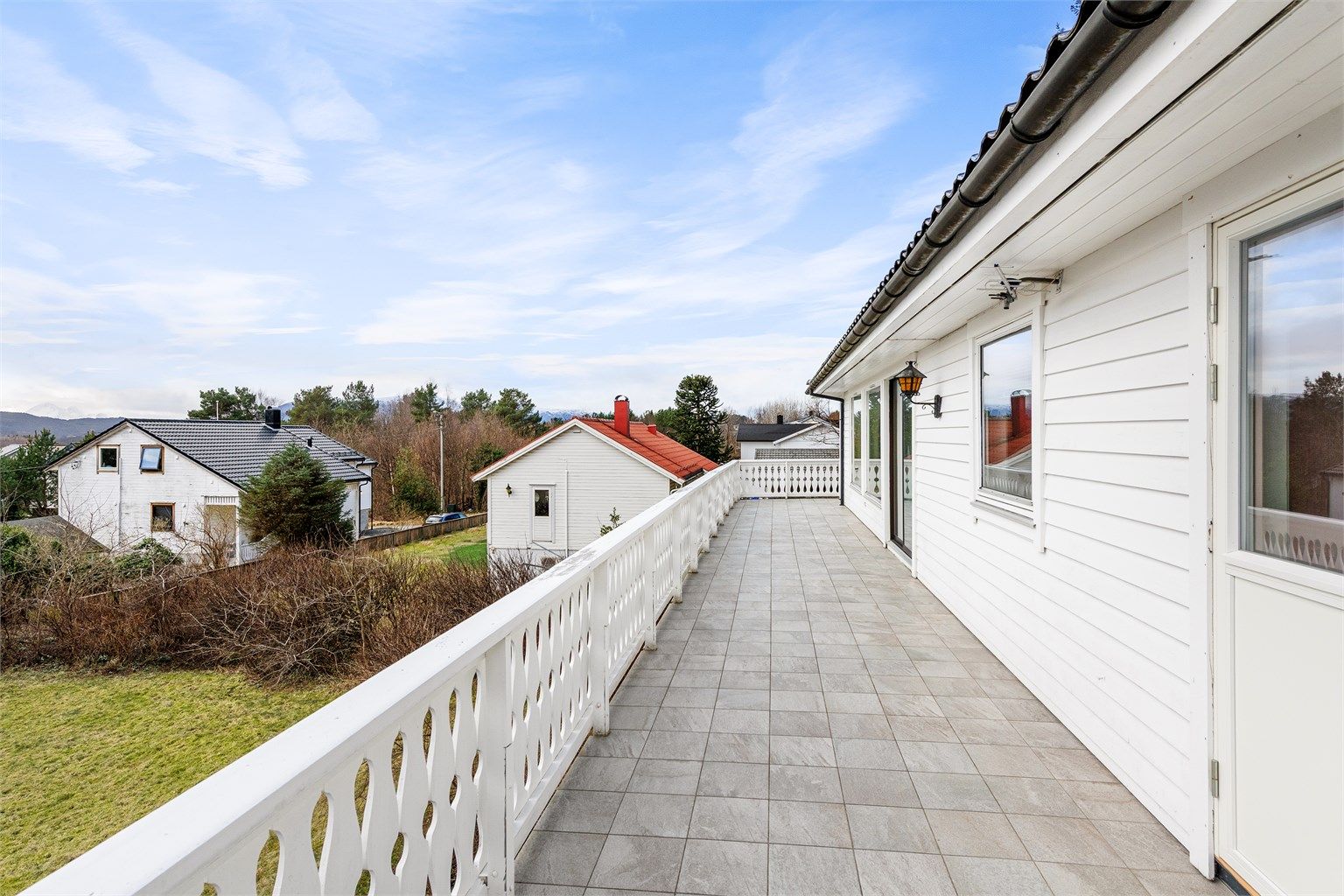 Her er det god plass til flere sittegrupper og utemøblement