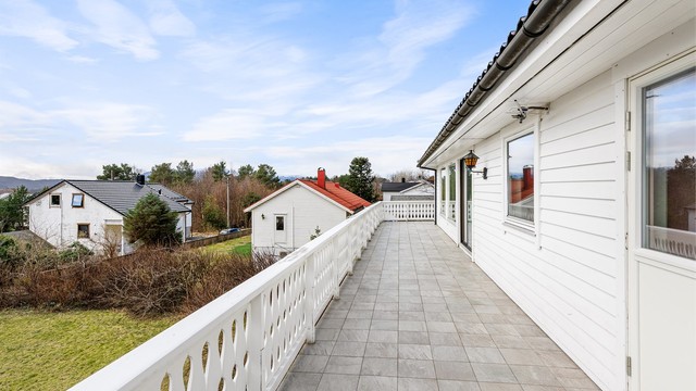 Her er det god plass til flere sittegrupper og utemøblement