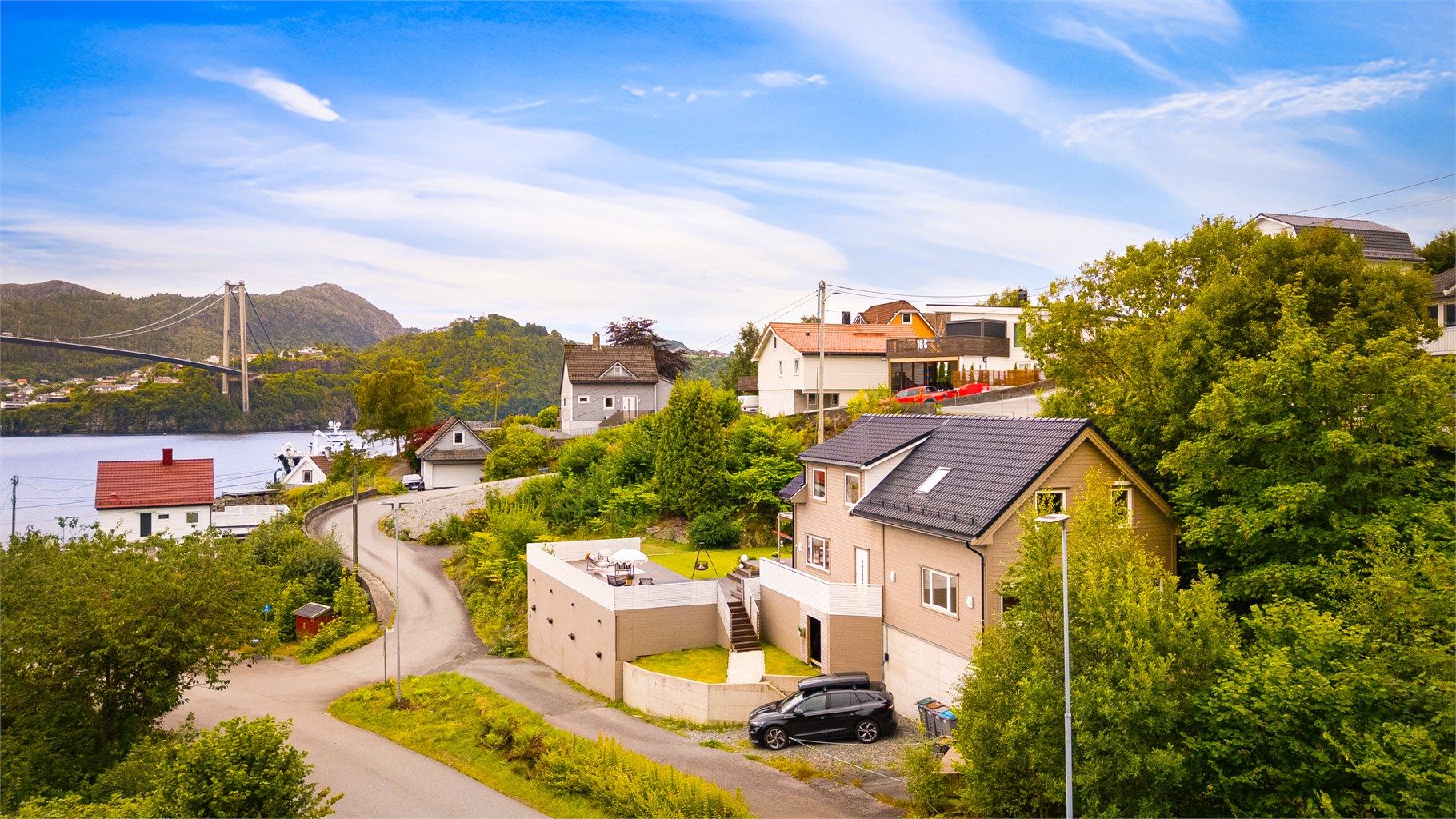 Velkommen til Engevikvegen 34! Eiendommen ligger fint til i et etablert og rolig nabolag på Skarholmen.
Foto: [Stian Indrehaug]