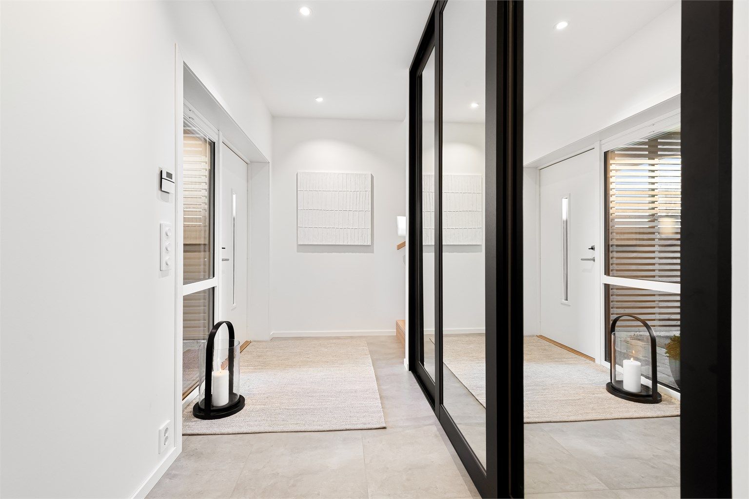 Lys og romslig hall/gang og inngangsparti i underetasjen