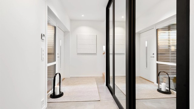 Lys og romslig hall/gang og inngangsparti i underetasjen