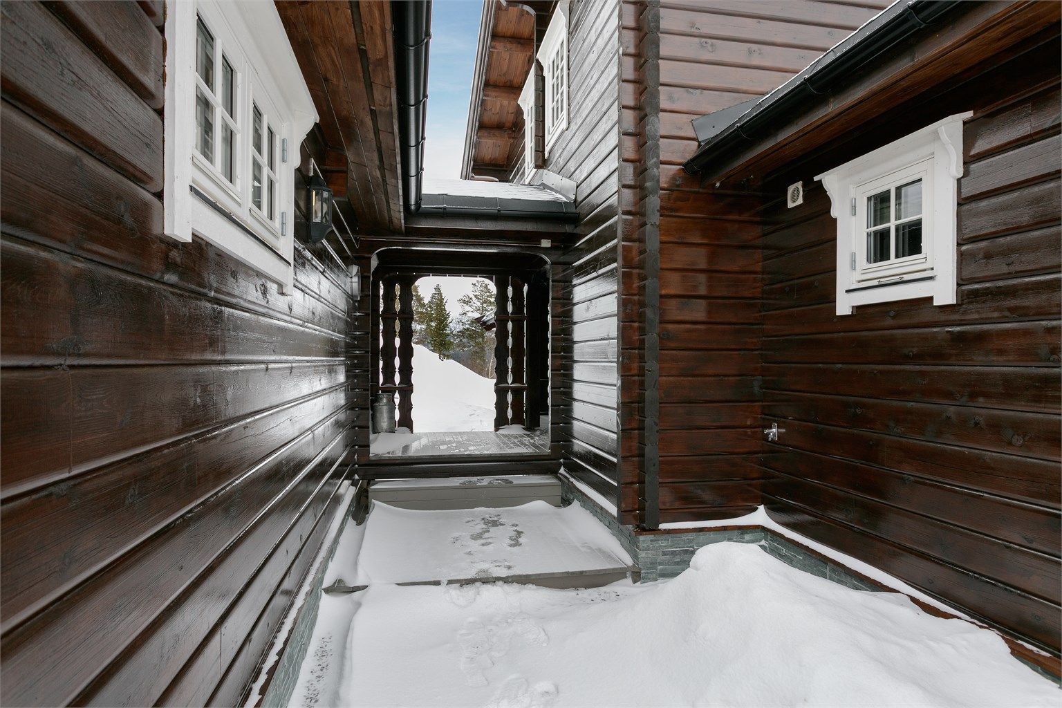 Overbygd parti mellom garasje og hytten