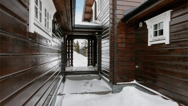 Overbygd parti mellom garasje og hytten