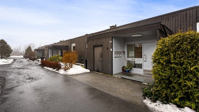 Enkel og tilnærmet trinnfri adkomst til leiligheten.