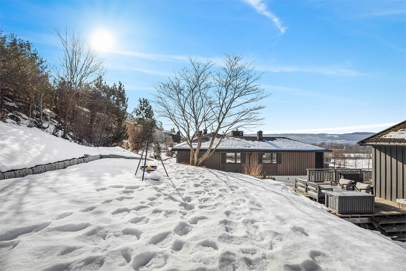 Den skrånende tomten gir en fin dynamikk og flott utsikt fra hagen.