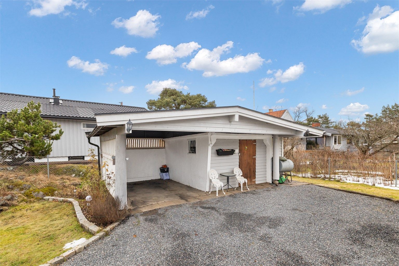 På tomten er det en frittstående bygning med carport og en tilhørende bod på 12 m².