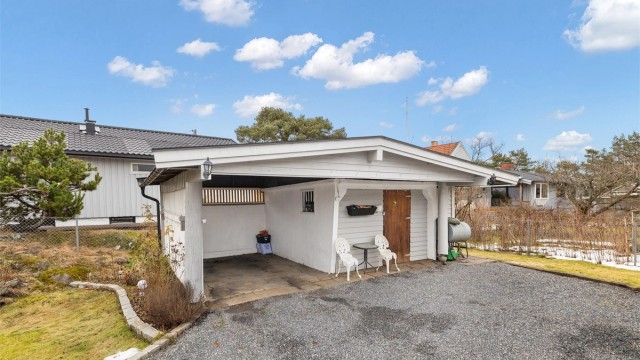 På tomten er det en frittstående bygning med carport og en tilhørende bod på 12 m².