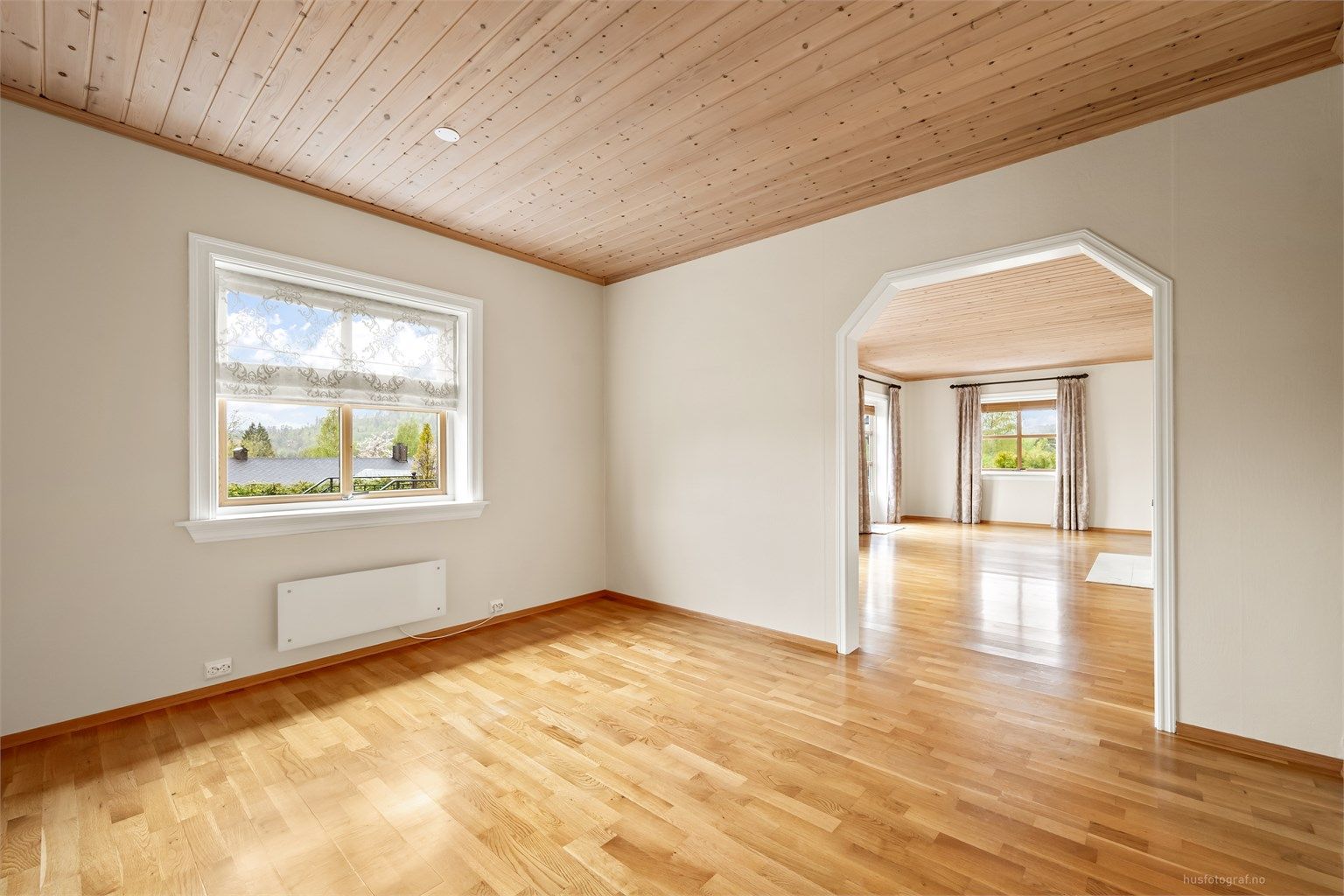 Spisestuen har god muligheter for en romslig spiseplass, delåpen løsning mot stue og kjøkken.