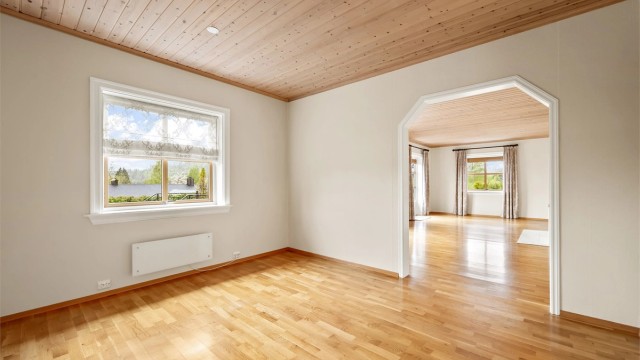 Spisestuen har god muligheter for en romslig spiseplass, delåpen løsning mot stue og kjøkken.