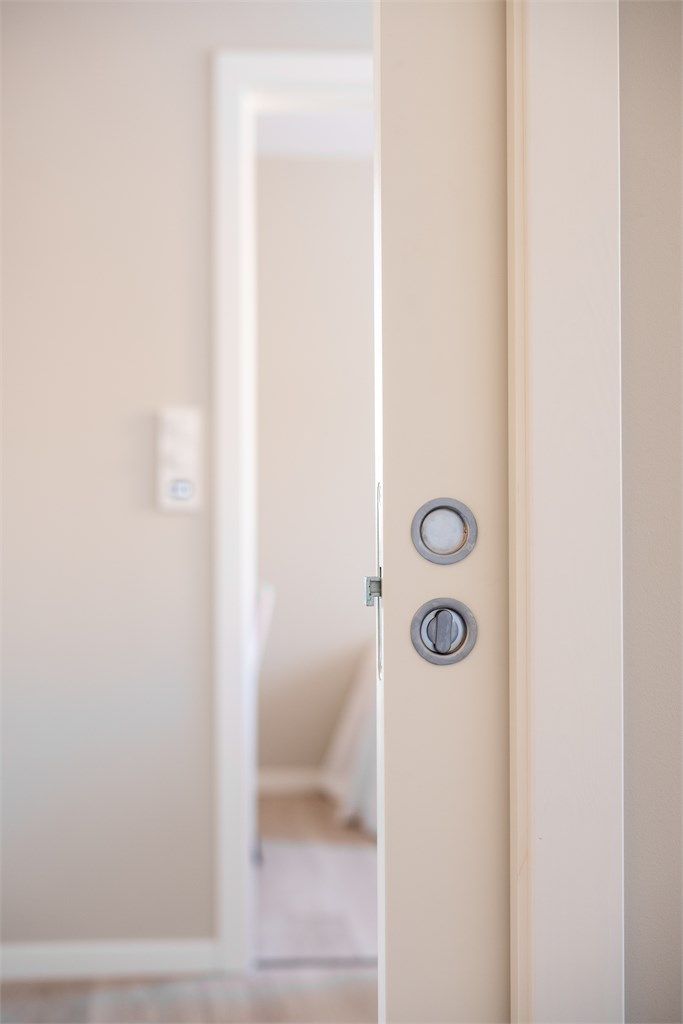 Skyvedørene til soverom 2 og 3 har låsefunksjon.