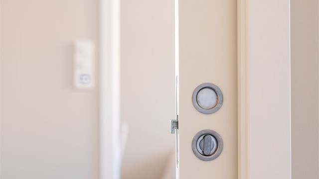 Skyvedørene til soverom 2 og 3 har låsefunksjon.