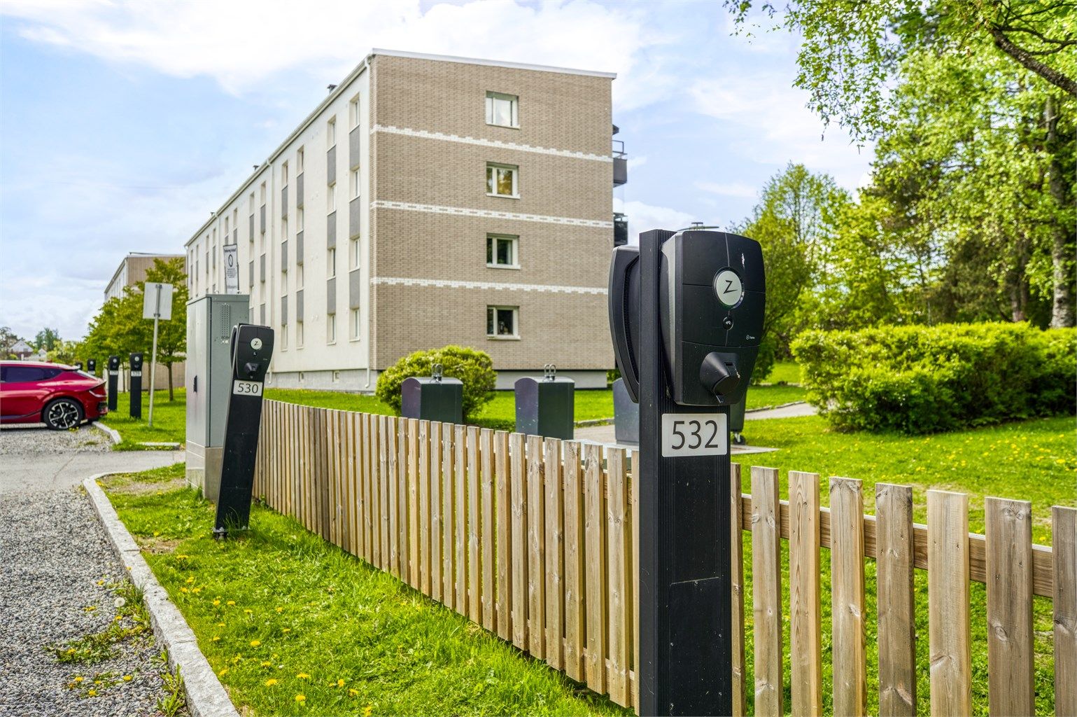 Borettslaget har parkeringsplasser med og uten lader til leie etter venteliste.