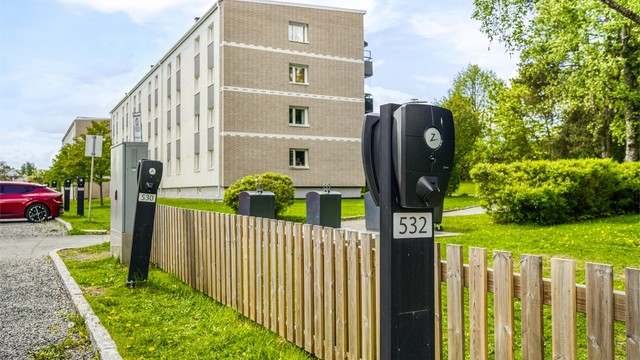 Borettslaget har parkeringsplasser med og uten lader til leie etter venteliste.