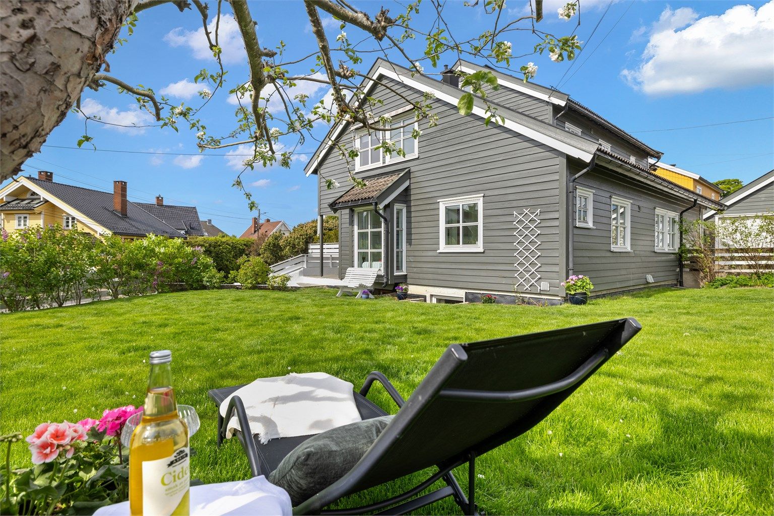 Velkommen til Sandstuveien 2D - Stor og solrik vertikaldelt bolig med dobbelgarasje og flott beliggenhet ved Holtet hageby