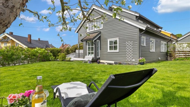 Velkommen til Sandstuveien 2D - Stor og solrik vertikaldelt bolig med dobbelgarasje og flott beliggenhet ved Holtet hageby