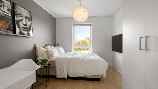 Det tredje soverommet har adkomst fra loftstuen og plass til dobbeltseng.