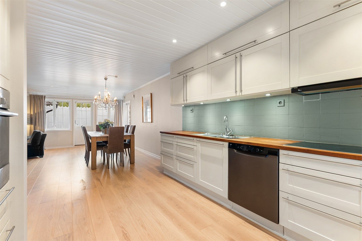 Kjøkkenet har en delvis åpen løsning mot spisestuen, som skaper en sosial og luftig sone.