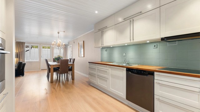 Kjøkkenet har en delvis åpen løsning mot spisestuen, som skaper en sosial og luftig sone.