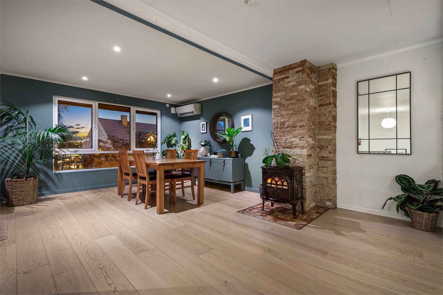 Vedovnen skaper en behagelig og lun varme, og den forblendede teglsteinspipen gir rommet et særegent preg og en ekstra dose karakter.