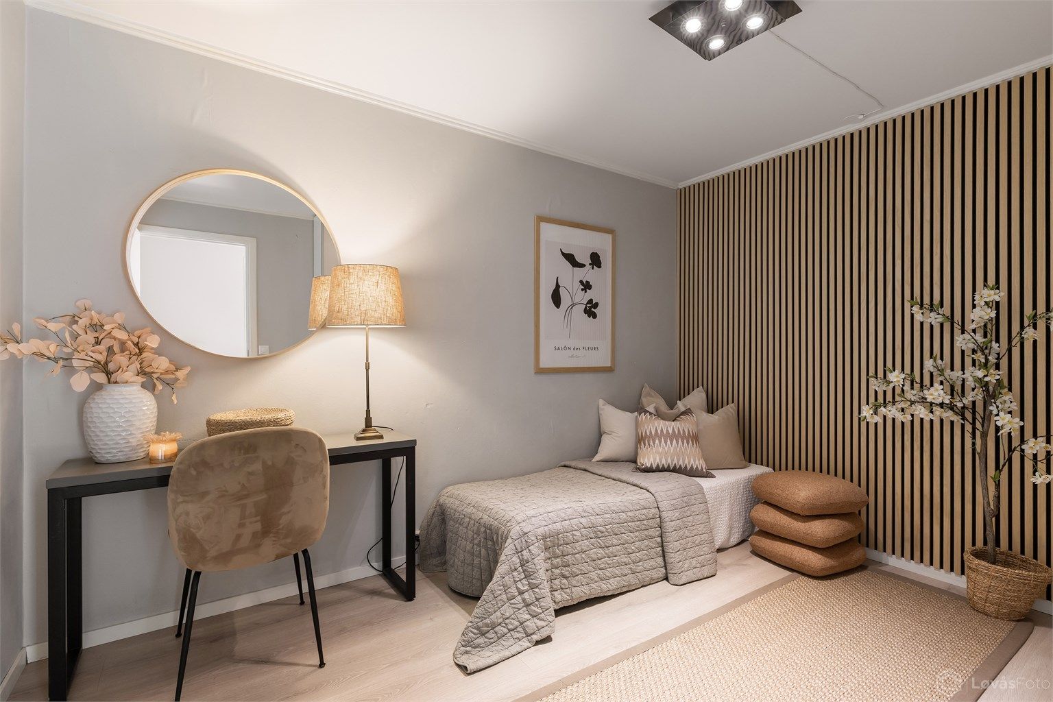 tor bod/arbeidsrom som også ble pusset opp i 2023 med bl.a. ny 1-stavs laminatgulv, nymalte veggflater og en ny spilevegg (rommet er ikke godkjent for varig opphold)