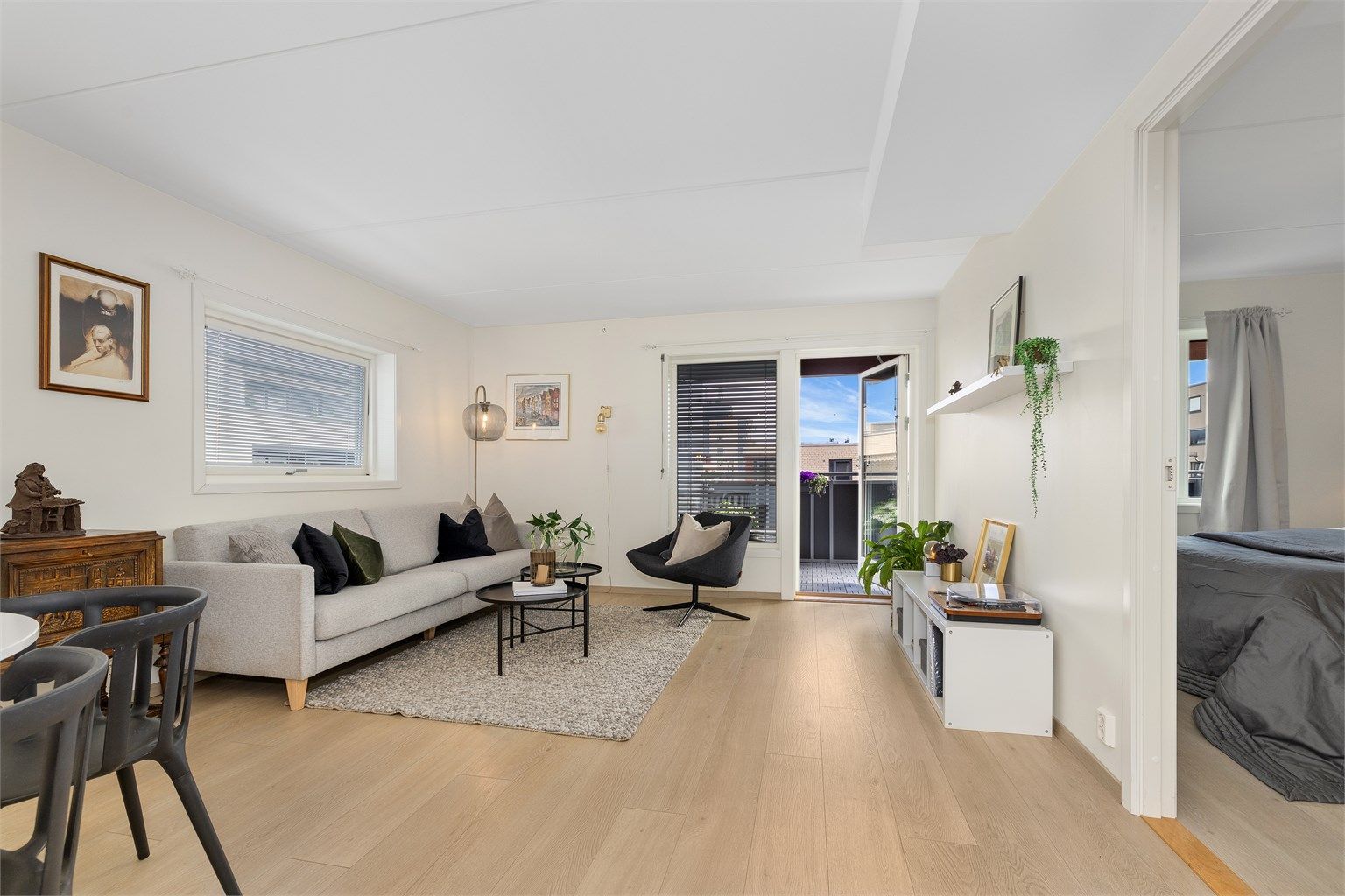 Stuen har god plass til både sofagruppe og mediamøbler.