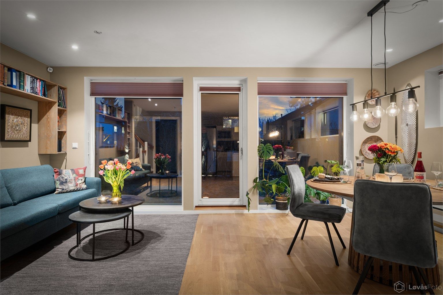 Rommet har parkett på gulvet og malte, glatte flater.