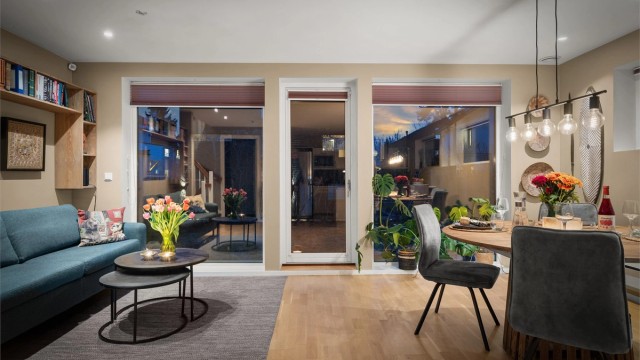 Rommet har parkett på gulvet og malte, glatte flater.