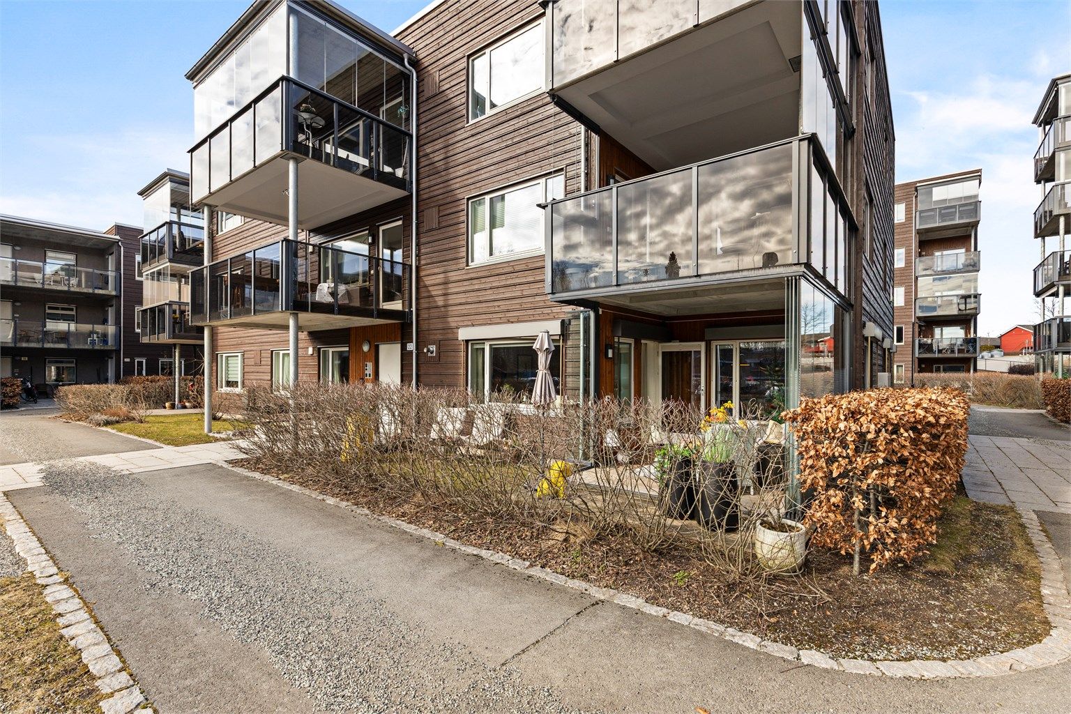 Her får du en fin og moderne 3-roms endeleilighet med innglasset markterrasse med gode solforhold. Leiligheten ligger på bakkeplan og inneholder 2 soverom, bad, toalettrom, kjøkken og entré. Garasjeplass i felles garasjeanlegg med lader.