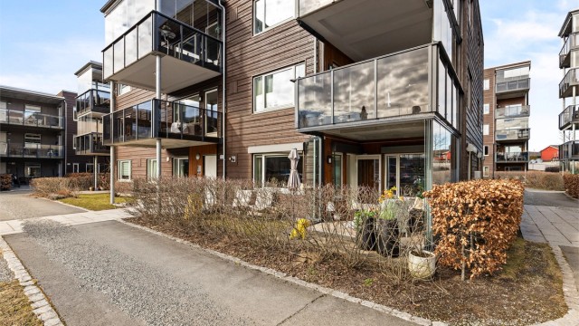 Her får du en fin og moderne 3-roms endeleilighet med innglasset markterrasse med gode solforhold. Leiligheten ligger på bakkeplan og inneholder 2 soverom, bad, toalettrom, kjøkken og entré. Garasjeplass i felles garasjeanlegg med lader.