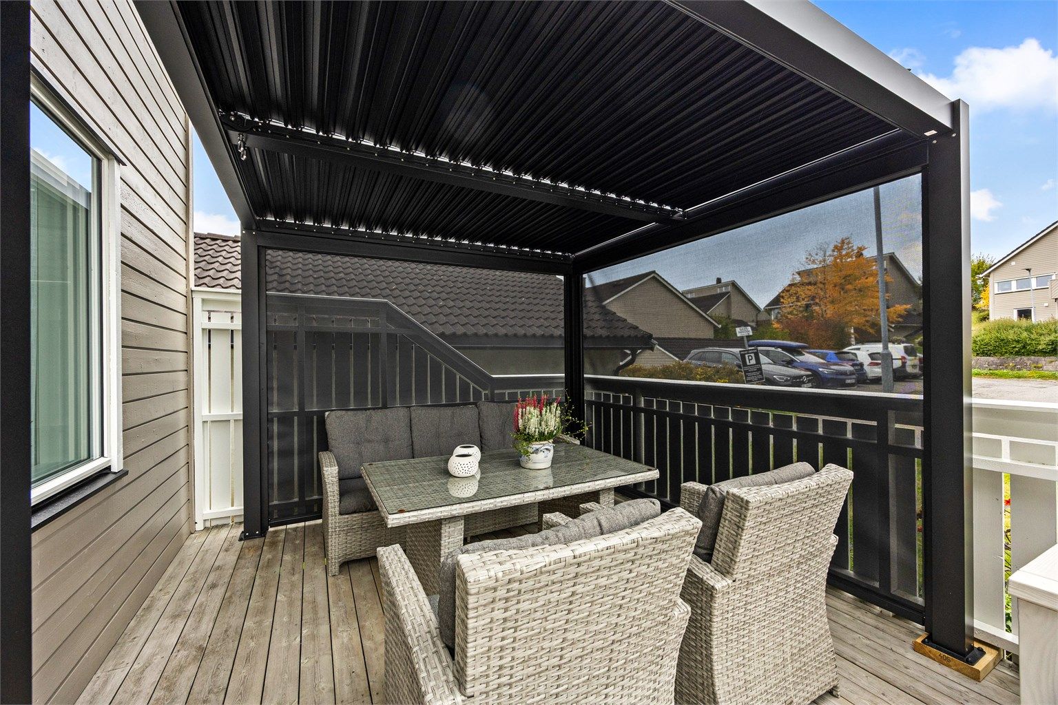 Terrasseområdet er skjermet med hvitmalte levegger.
