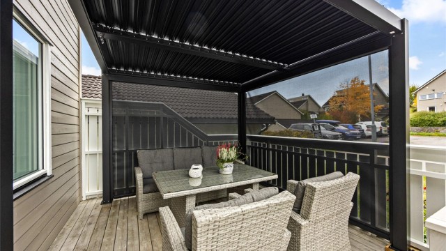 Terrasseområdet er skjermet med hvitmalte levegger.