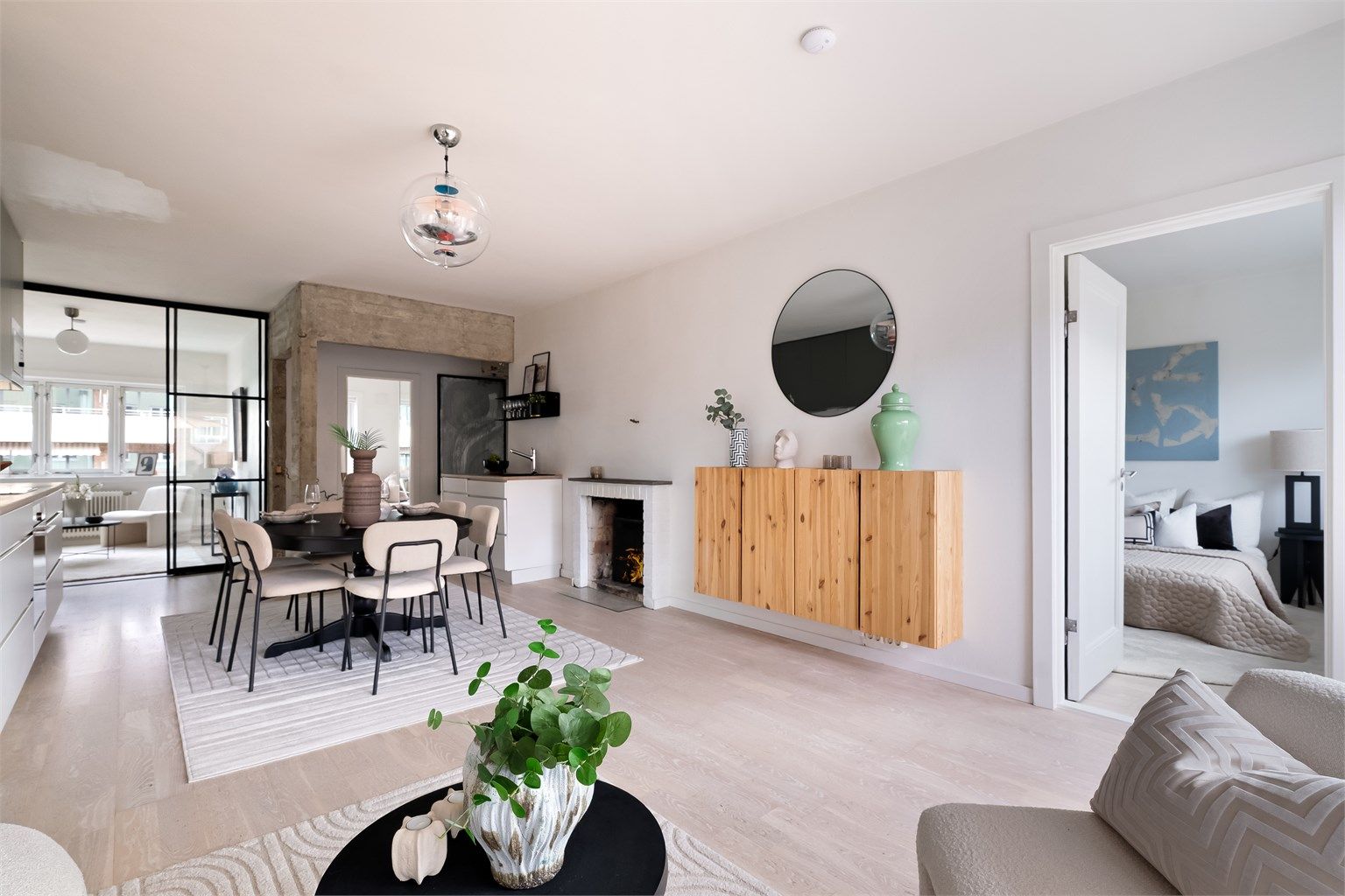 Lys og åpen stue med store vinduer og god plass til både sofa og spisebord. Her er det lett å trives. 