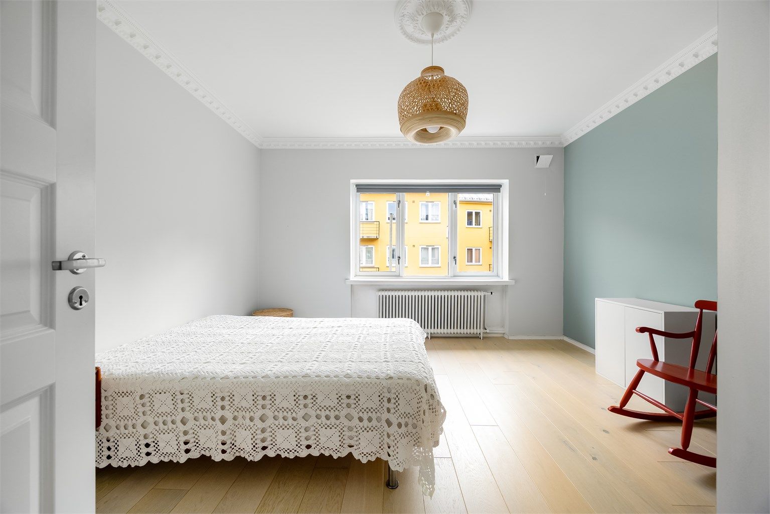 Store vindusflater i kombinasjon med takhøyden gir rommet en lys og luftig atmosfære.