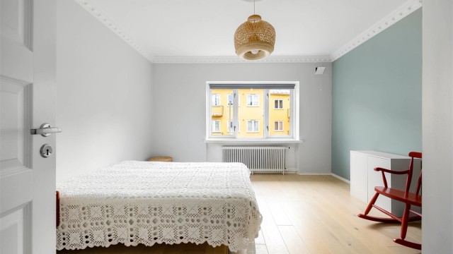 Store vindusflater i kombinasjon med takhøyden gir rommet en lys og luftig atmosfære.