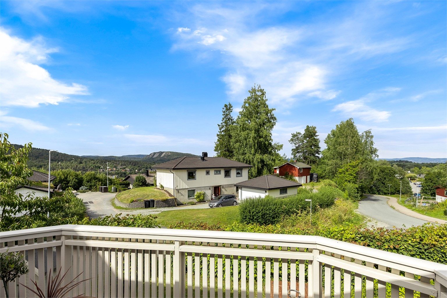 Fra stuen er det utgang til en veranda på 9 kvm. Her er det sol om morningen, også kommer til den tilbake på ettermiddagen/kvelden frem til solnedgangen.