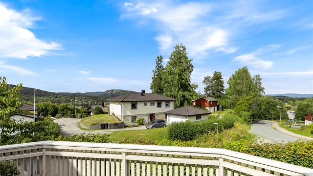 Fra stuen er det utgang til en veranda på 9 kvm. Her er det sol om morningen, også kommer til den tilbake på ettermiddagen/kvelden frem til solnedgangen.