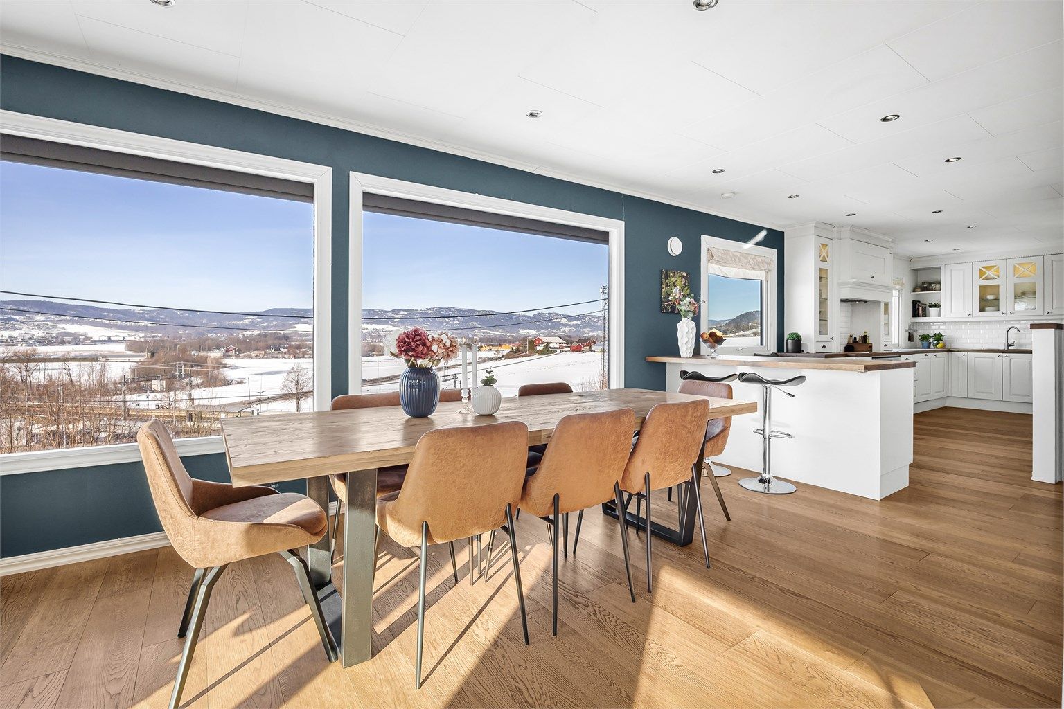 Den åpne løsningen mellom kjøkken og stue skaper et sosialt og inkluderende allrom.