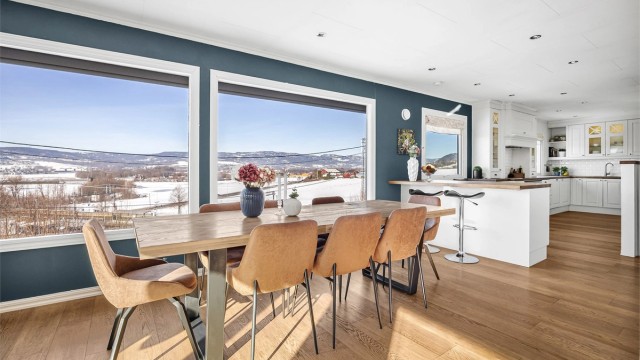 Den åpne løsningen mellom kjøkken og stue skaper et sosialt og inkluderende allrom.