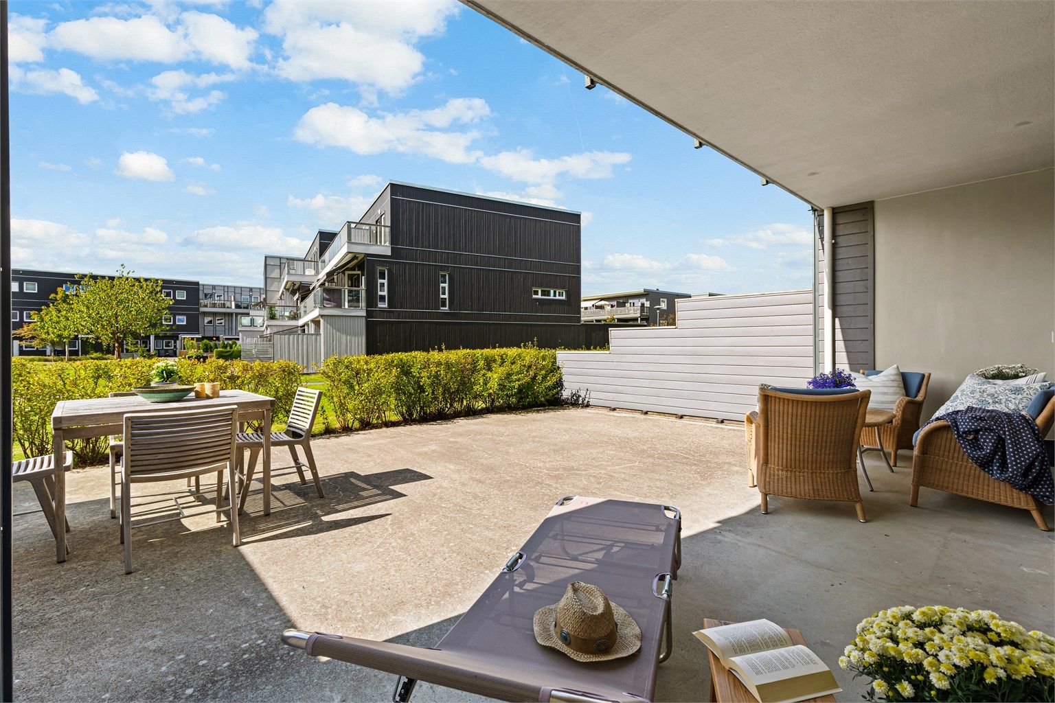 Delvis overbygget uteplass