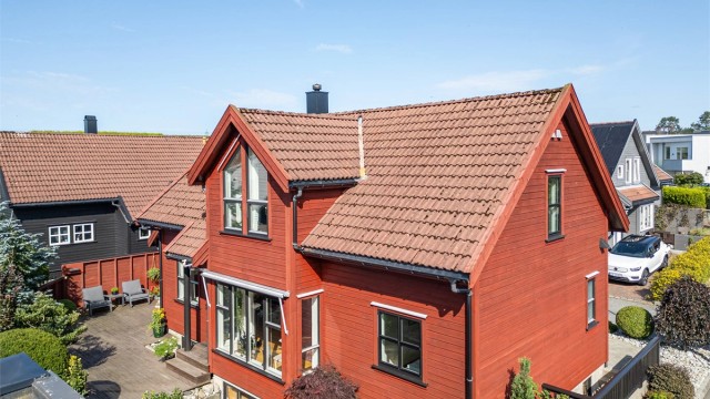 Velkommen til Markahagen 8, presentert av Eiendomsmegler Krogsveen avd. Sandnes ved Tom Christer Hovde.
En innholdsrik familiebolig med blant annet 3 stuer, 4 soverom, 2 bad, garasje, romslig terrasse m.m Barnevennlig plassering i blindvei.
