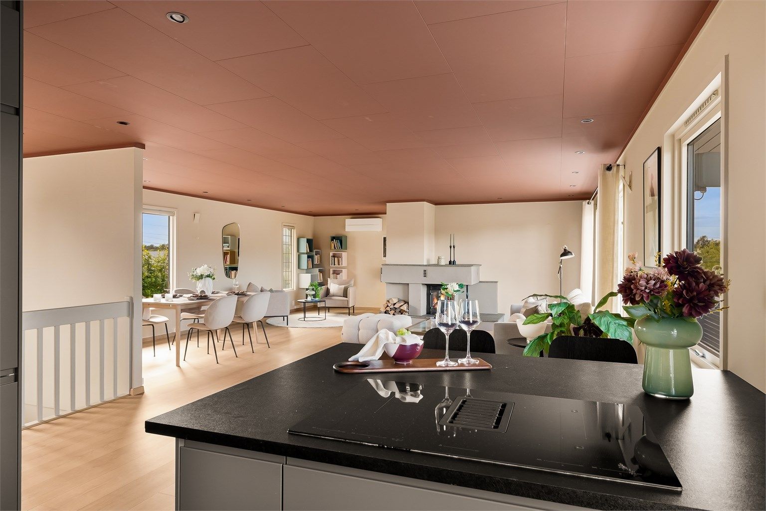 Kjøkkenet er utstyrt med laminert benkeplate og en elegant platetopp med integrert avtrekksvifte. Videre så medfølger også integrert kjøleskap, oppvaskmaskin og komfyr.