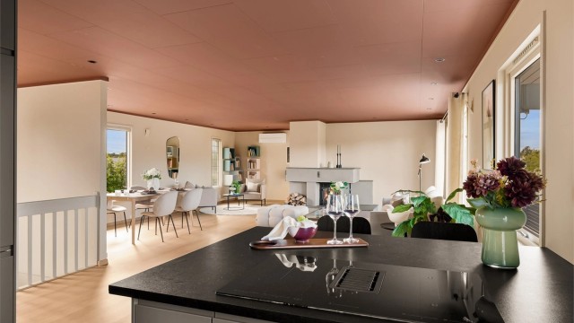 Kjøkkenet er utstyrt med laminert benkeplate og en elegant platetopp med integrert avtrekksvifte. Videre så medfølger også integrert kjøleskap, oppvaskmaskin og komfyr.