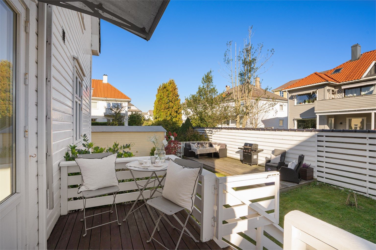 Fra kjøkken er det direkte utgang til hyggelig terrasse og videre til stor, felles hage.
