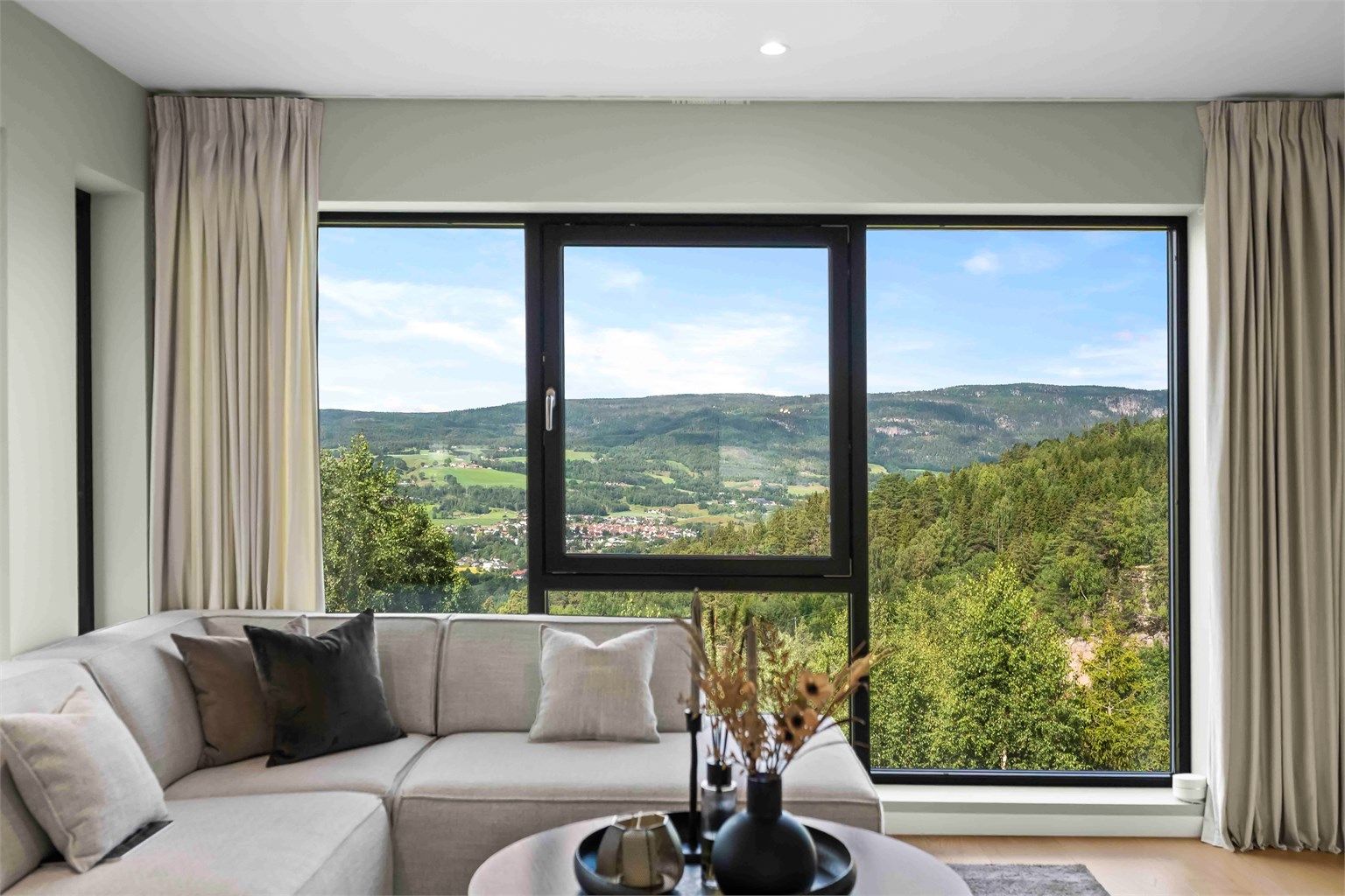 Boligen har en flott beliggenhet på Bråtan/Utsikten, øverst i "Lierbakkene" med fantastisk utsikt utover Lierdalen og mot Drammen