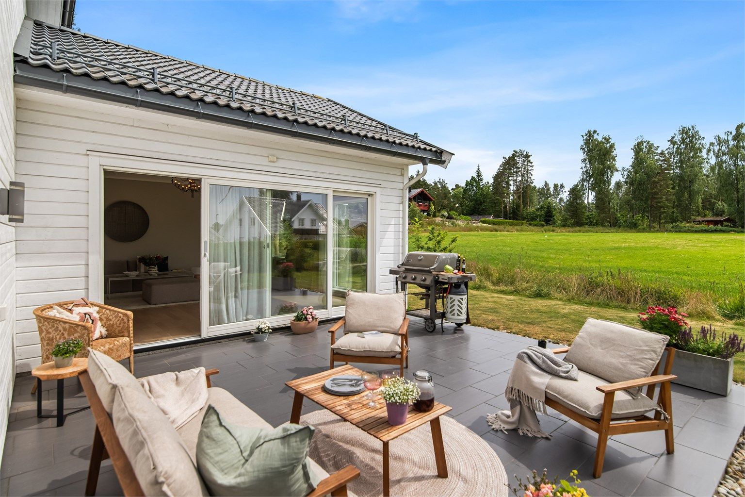 Fra stuen er det utgang til en flislagt terrasse på ca. 26 m².